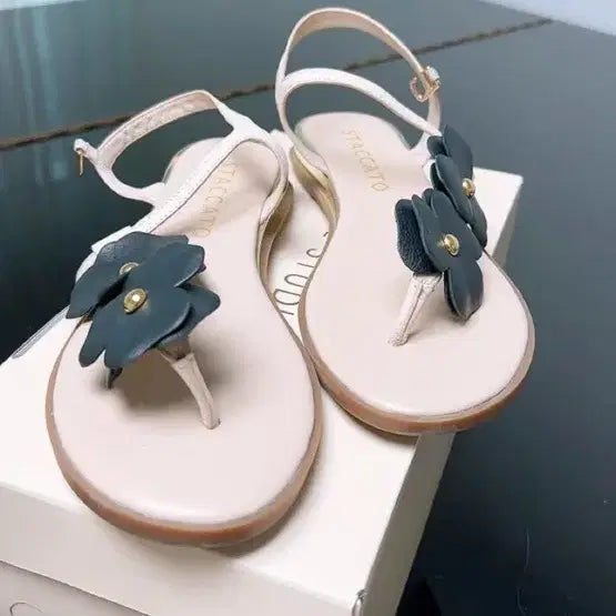 [BUNJANG] Staccato Women's Flower Embellished Flip-Flop Sandals (Size 245mm) / 스타카토 샌들 245 쪼리