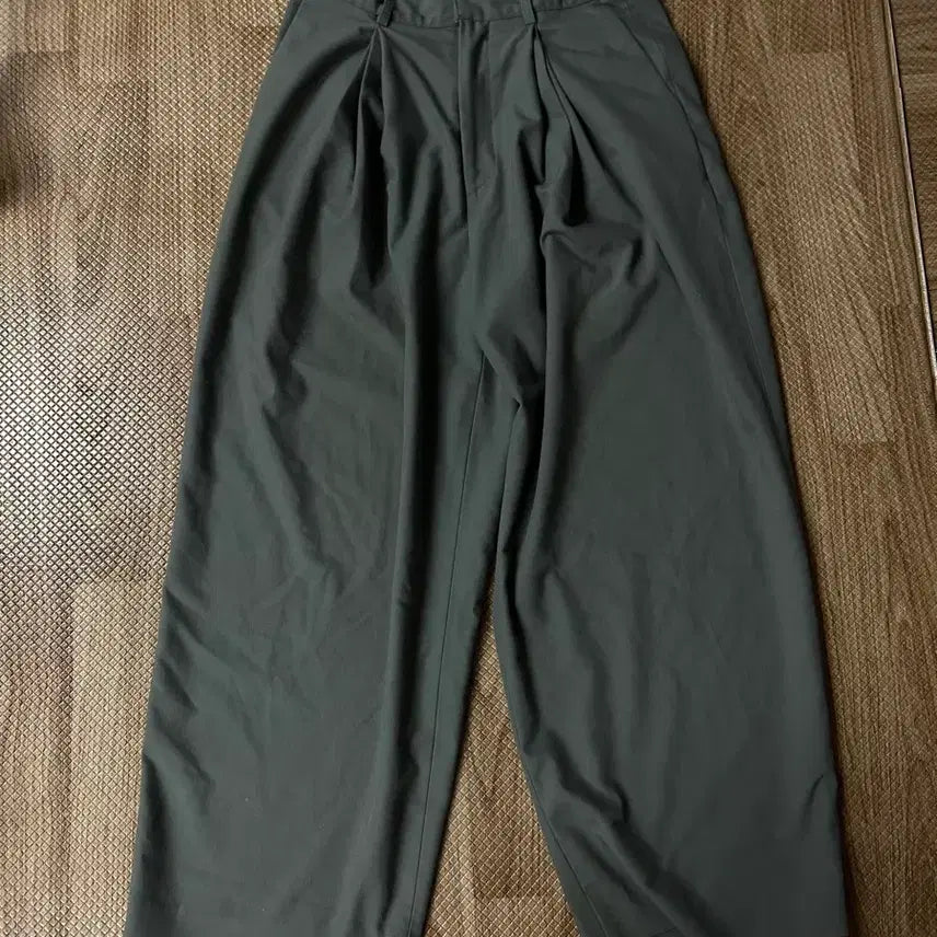 [BUNJANG] Khaki Pintuck Wide Slacks / 카키 핀턱 와이드 슬랙스