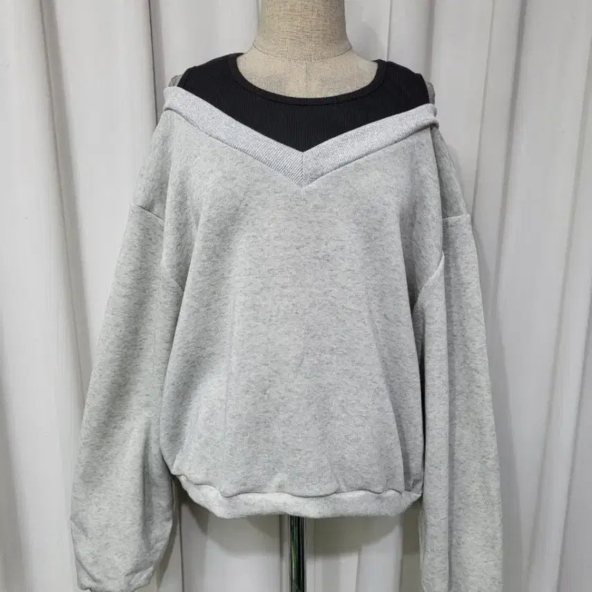 [BUNJANG] Colorblock Shoulder Slit Layered Sweatshirt (Oatmeal + Black) / 약기모 어깨 트임 배색 레이어드 맨투맨 오트밀+검정
