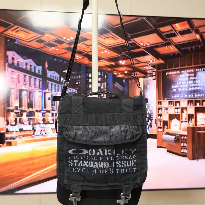 [BUNJANG] Oakley Tactical Messenger Crossbody Bag / 검정 가방 하나로 코디 끝내는 오클리 메신저