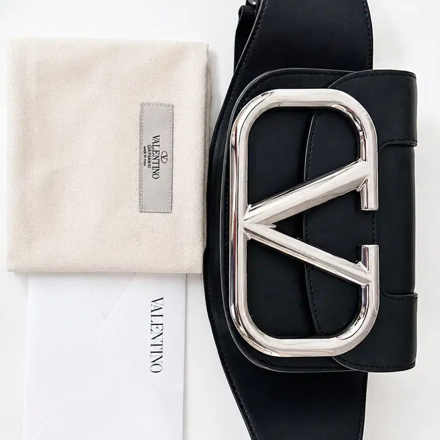[BUNJANG] Valentino Garavani VLogo Belt Bag Black / 발렌티노 V로고 벨트백 블랙 / 남녀공용 힙색 슬링백 새상품