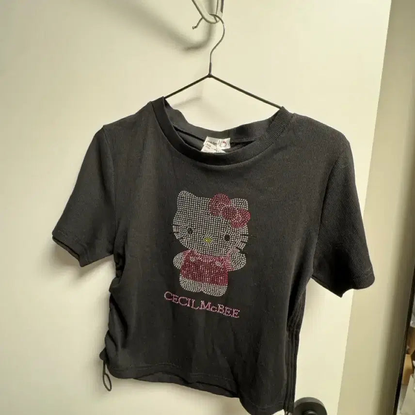 [BUNJANG] Cecil McBee x Hello Kitty Cubic Short Sleeve T-Shirt / 키티 세실맥비 콜라보 반팔티