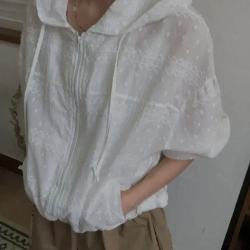 [BUNJANG] Lace Embroidered Cotton Hooded Jumper / 자외선차단 자수후드점퍼 레이스 면점퍼