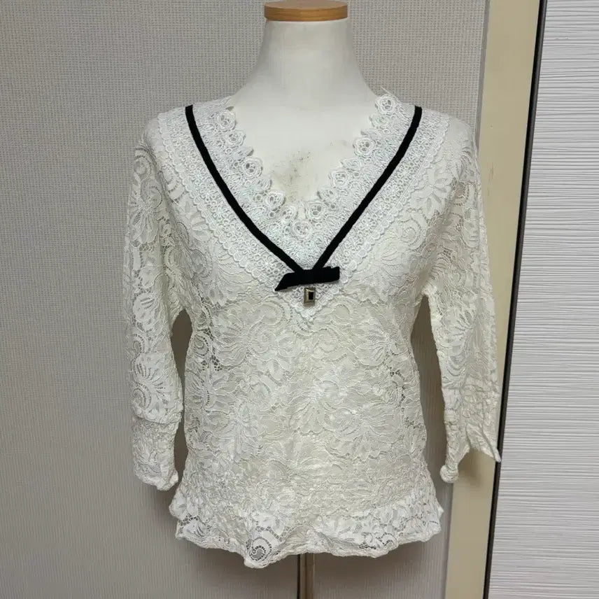 [BUNJANG] Satin Lace Blouse / 샤틴 레이스 블라우스