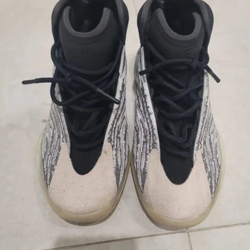 [BUNJANG] Adidas Yeezy Quantum Lifestyle Shoes Size 280 / 개급처 아디다스 이지 퀀텀 라이프스타일 280