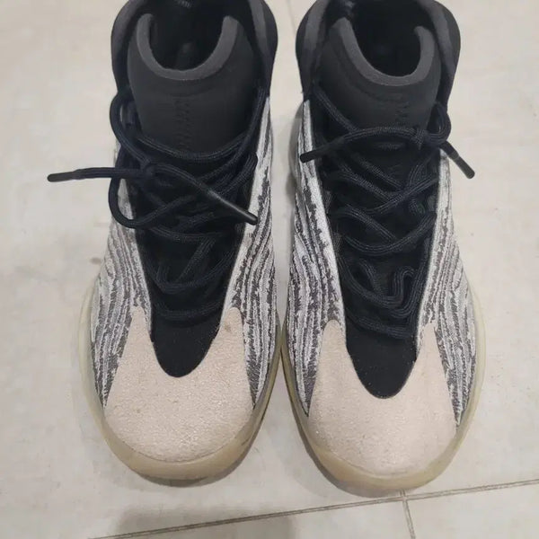 [BUNJANG] Adidas Yeezy Quantum Lifestyle Shoes Size 280 / 개급처 아디다스 이지 퀀텀 라이프스타일 280