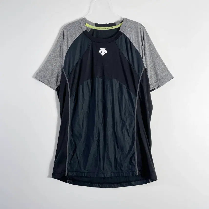 [BUNJANG] Descente Sports T-shirt Size 100 / F2 데상트 스포츠반팔셔츠 100사이즈