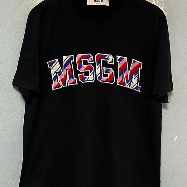 [BUNJANG] MSGM Multicolor Embroidered Big Logo T-Shirt Black Round Neck Men's M (95) / MSGM 멀티컬러 자수 빅로고 남자 반팔티셔츠 블랙 라운드넥 M 95
