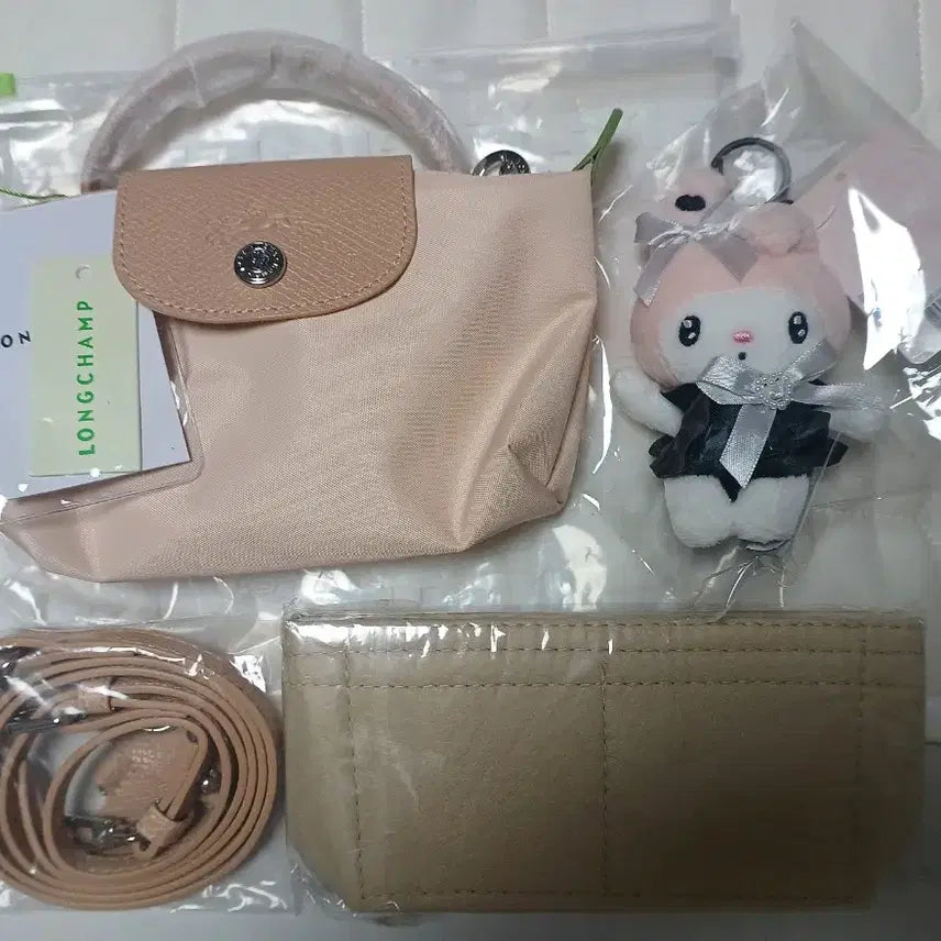 [BUNJANG] Longchamp Le Pliage Pink Beige Crossbody Bag Set with Sanrio Charm and Inner Bag / 새상품 병행정품 롱샴 르플리아쥬 핑크베이지+크로스스트랩+산리오키링+이너백