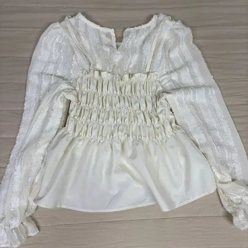 [BUNJANG] LeShop Ivory Shirring Blouse / leshop 르샵 아이보리 셔링 블라우스 긴팔 프릴