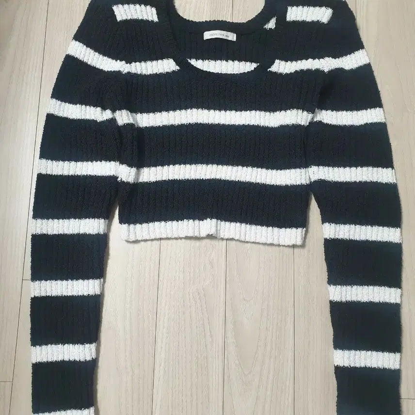 [BUNJANG] Endorphin Cropped Striped Long-Sleeve T-Shirt / 엔돌핀 크롭 단가라니트티셔츠