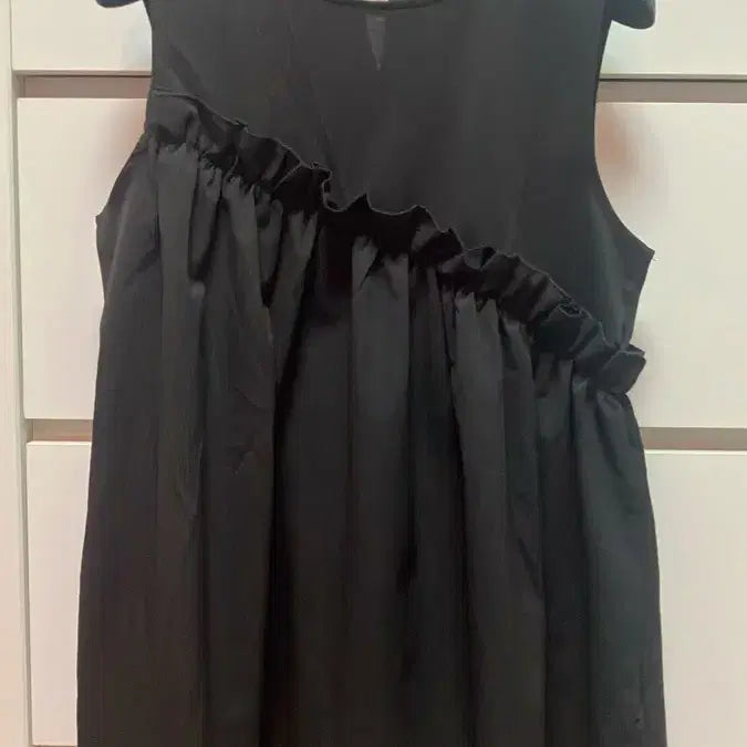 [BUNJANG] Black Frill Sleeveless Blouse / 프릴 나시 블라우스(새상품)