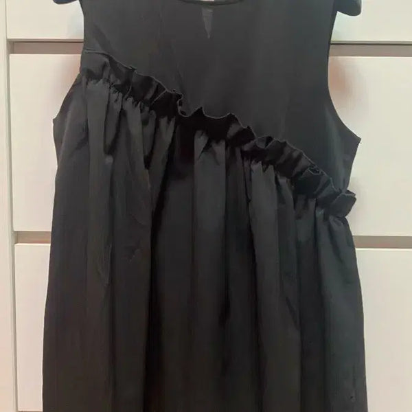 [BUNJANG] Black Frill Sleeveless Blouse / 프릴 나시 블라우스(새상품)