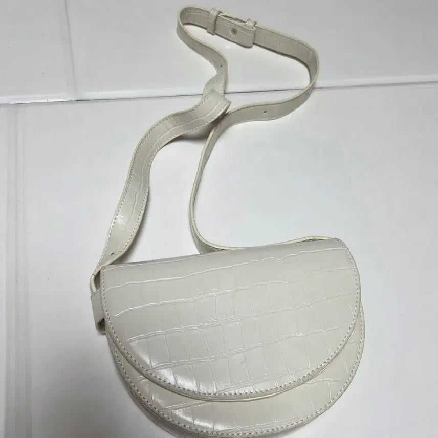 [BUNJANG] Ivory Crocodile Embossed Half-Moon Shoulder Bag / 아이보리 크로커다일 반달 숄더백