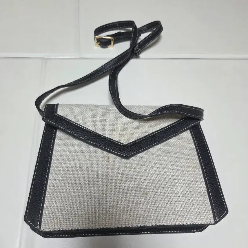 [BUNJANG] Ivory Canvas Black Colorblock Crossbody Bag / 아이보리 캔버스 블랙 배색 크로스백