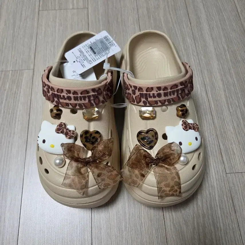[BUNJANG] Hello Kitty Crocs-Style Sandals with Jibbitz Charm (Size 255) / 크록스스타일 샌들 헬로키티 지비츠 장식(255)