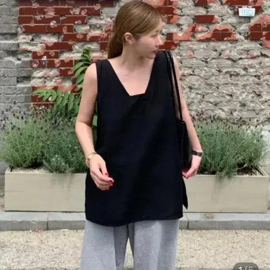 [BUNJANG] Outfit Low Neck Blouse / 아웃핏 로우나시블라