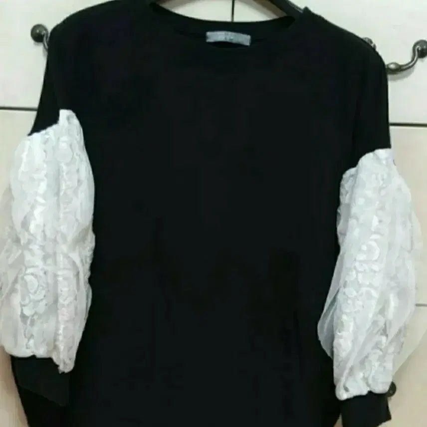 [BUNJANG] Lace Puff Sleeve Black Sweatshirt / 레이스 퍼프 소매 블랙 맨투맨
