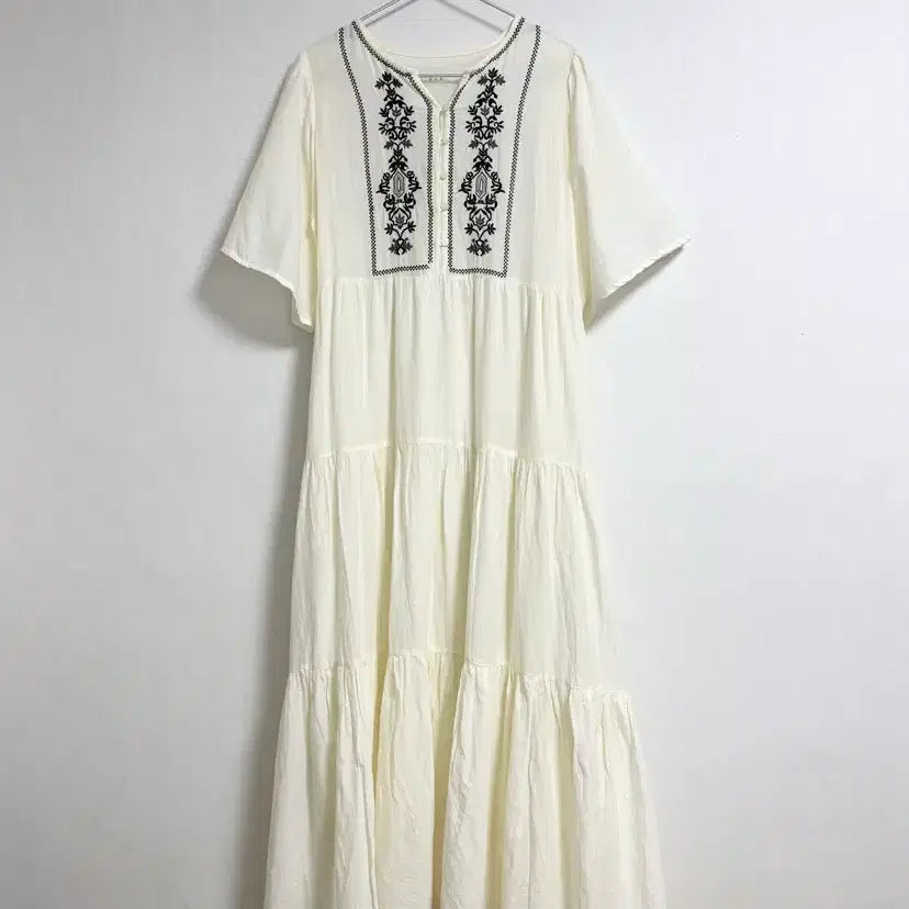 [BUNJANG] Bab Embroidered Pattern Cream Long Dress / 자수패턴 크림드레스