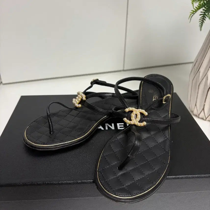 [BUNJANG] Chanel CC Pearl Embellished Strap Sandals Black / 샤넬CC 진주 장식 스트랩 샌들 블랙