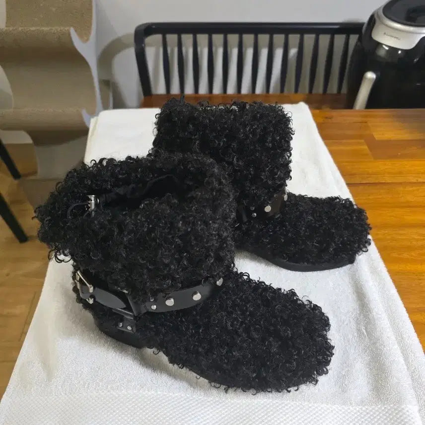 [BUNJANG] SUECOMMA BONNIE Black Fleece Studded Boots / 슈콤마보니 블랙 뽀글이 부츠