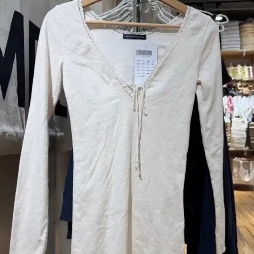 [BUNJANG] Brandy Melville Eyelet Top Oatmeal / 브랜디멜빌 아일렛 탑 오트밀