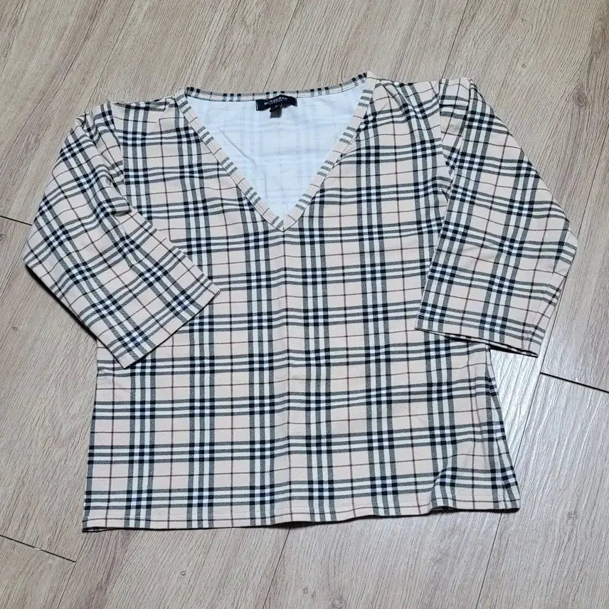 [BUNJANG] Burberry Check V-Neck 7-Sleeve Cropped T-Shirt / 버버리 체크 V넥 7부 크롭 배꼽 티셔츠.