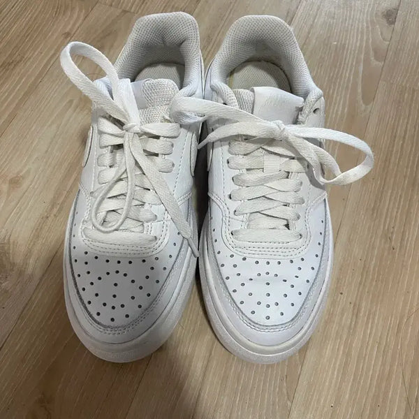 [BUNJANG] Nike White Sneakers / [무료배송] 나이키 신발(220)