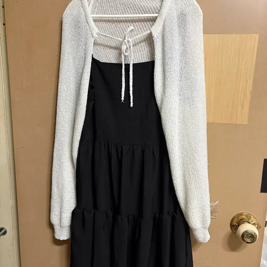 [BUNJANG] Black Spaghetti Strap Ruffle Dress with Cardigan Set / 블랙 끈나시 캉캉원피스+가디건 세트 휴양지룩