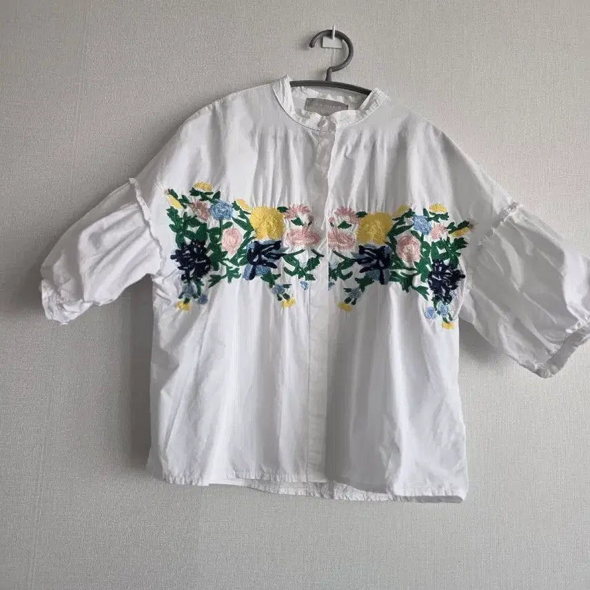 [BUNJANG] White Flower Embroidered Blouse Shirt / 화이트 플라워 자수 블라우스 셔츠