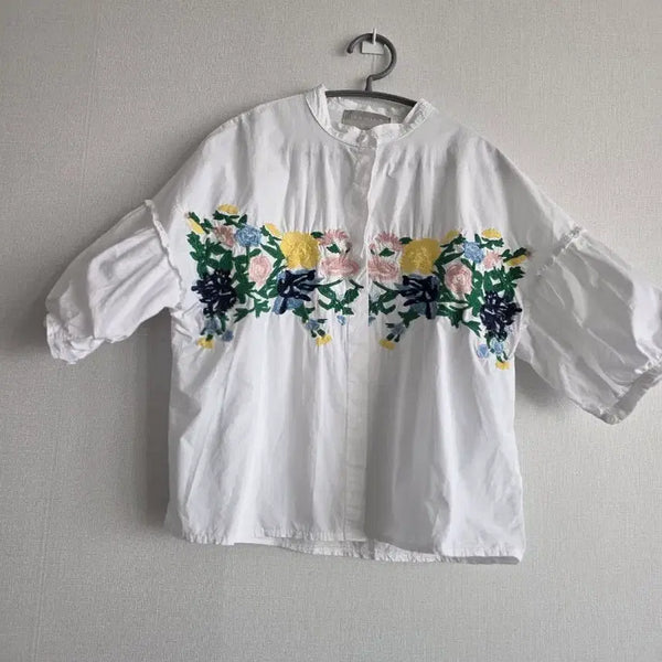 [BUNJANG] White Flower Embroidered Blouse Shirt / 화이트 플라워 자수 블라우스 셔츠