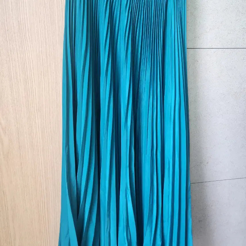 [BUNJANG] Pleated Skirt with Punching Detail / 주름치마