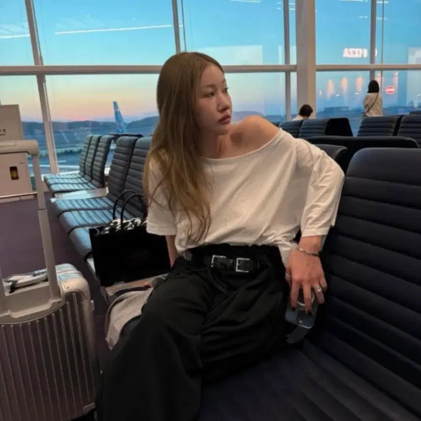 [BUNJANG] Outfit Asymmetrical Off-Shoulder Short Sleeve T-Shirt / 아웃핏 언발 오프숄더 반팔티
