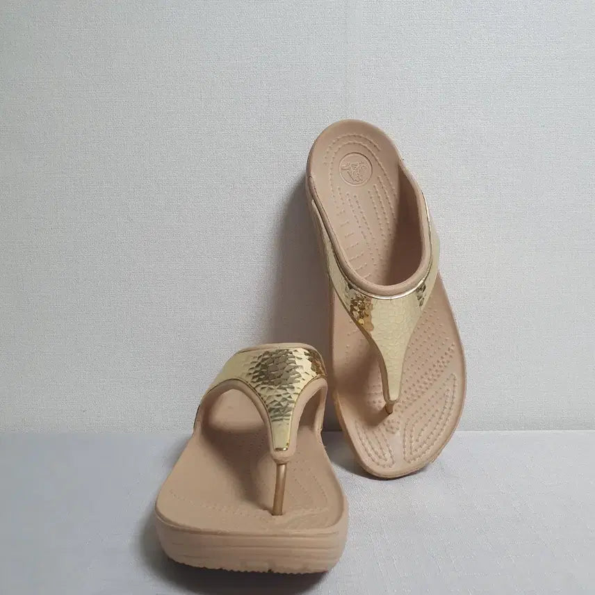[BUNJANG] Crocs Sloane Embellished Flip Gold W8 / 250mm 크록스 슬론 엠벨리시드 플립 골드 W8
