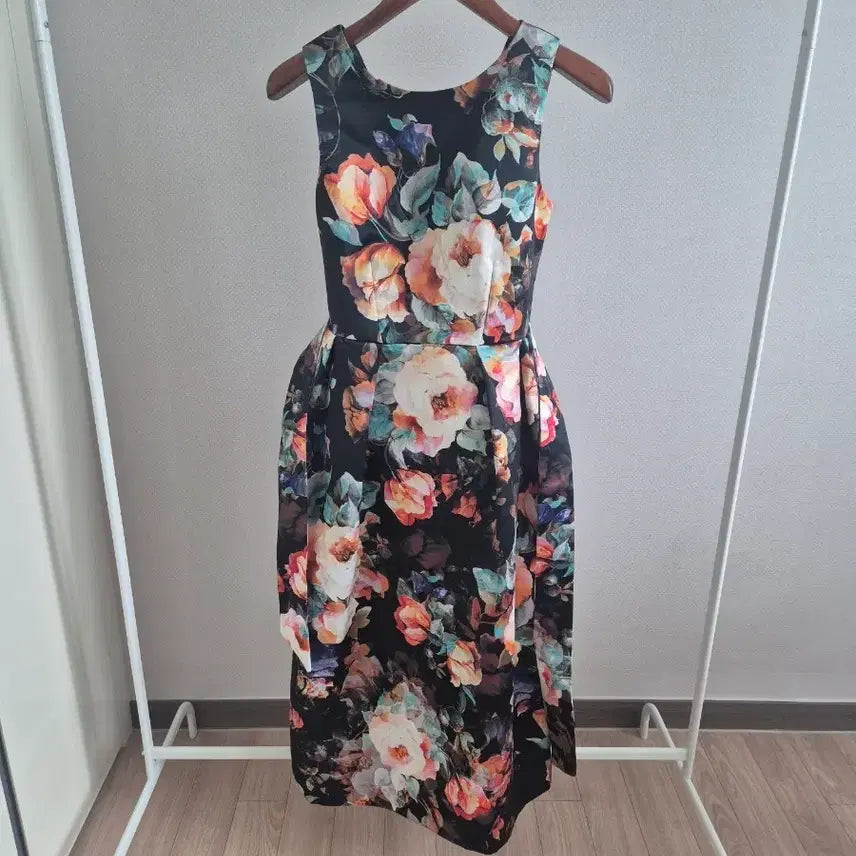 [BUNJANG] Closer London Flower Pattern Black Dress / (택달린새상품)closer london 플라워 패턴 블랙 원피스