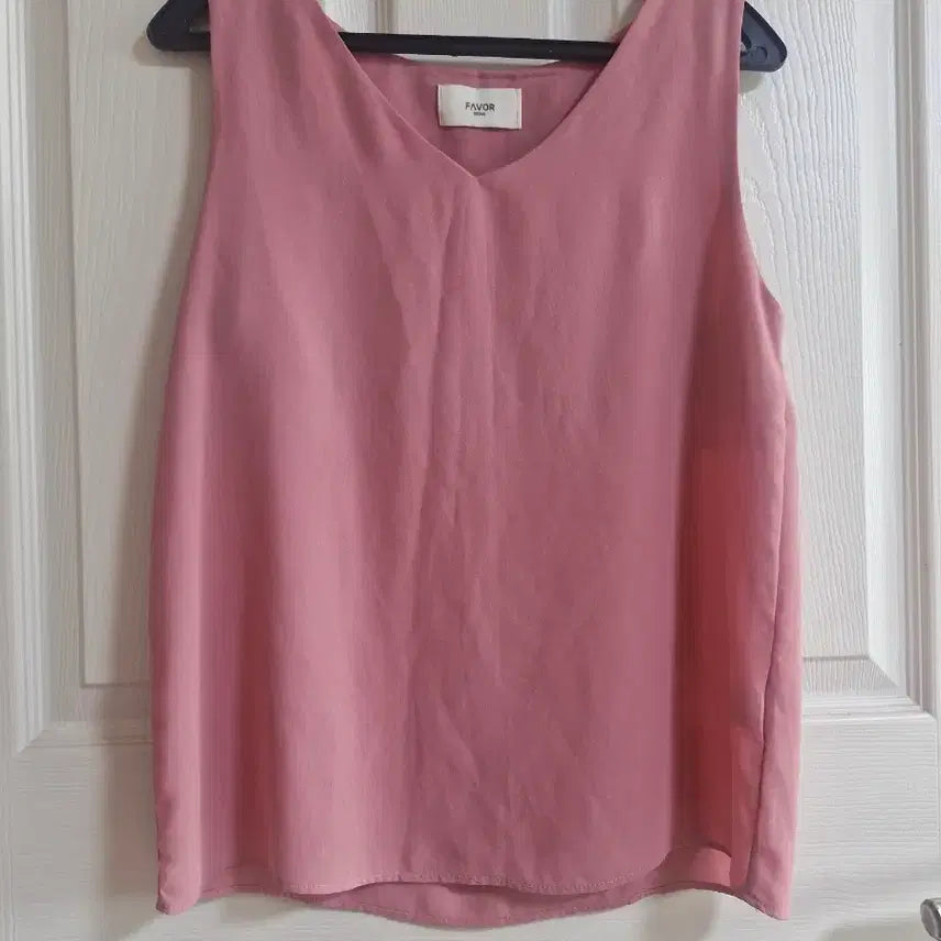 [BUNJANG] Strawberry Milk Sleeveless V-Neck Top / 딸기우유색 나시 민소매