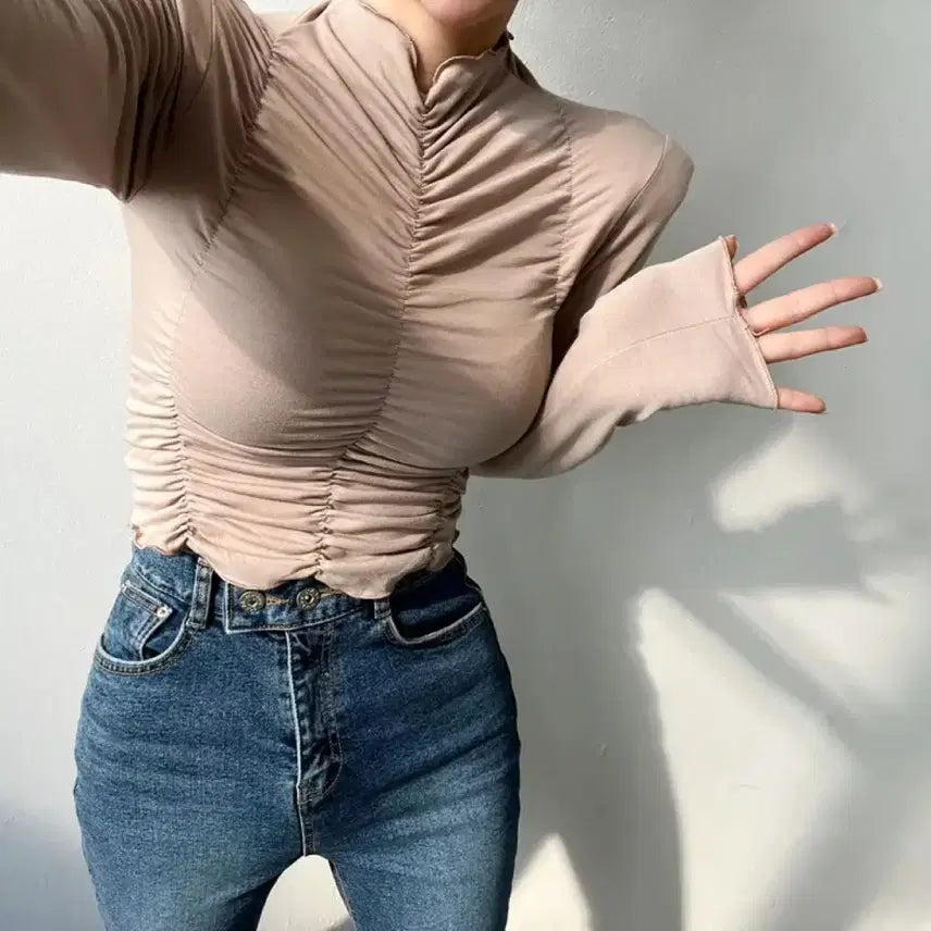 [BUNJANG] Mock Neck Shirring Crop Long Sleeve T-Shirt - Beige / 반폴라 패드 셔링 크롭 긴팔 티셔츠 베이지 섹시한/볼륨있는바디