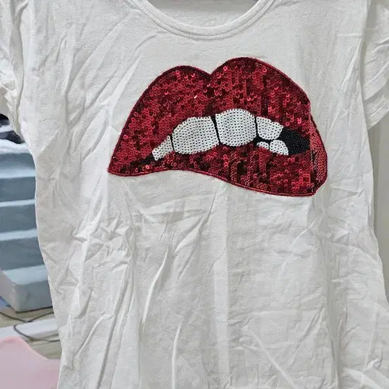 [BUNJANG] Donna Donna Lip Sequin Short Sleeve T-Shirt / DONNA DONNA 립 스팽글 반팔 티셔츠