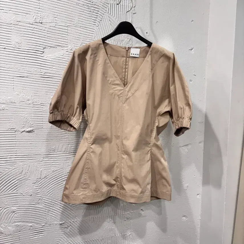 [BUNJANG] eaah V-Neck Puff Sleeve Blouse / eaah 이아 브이넥 퍼프소매 블라우스