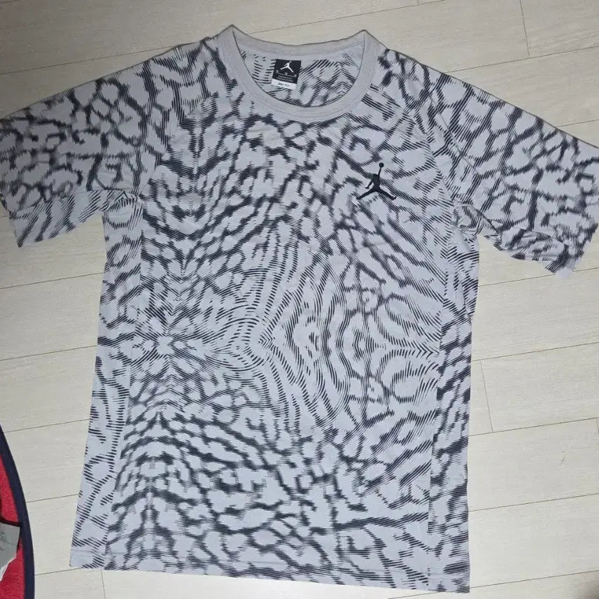 [BUNJANG] Nike Air Jordan Elephant Print Dri-FIT Short Sleeve T-Shirt (M) / [M] 나이키 에어 조던 코끼리 패턴 프린팅 드라이핏 반팔 티셔츠