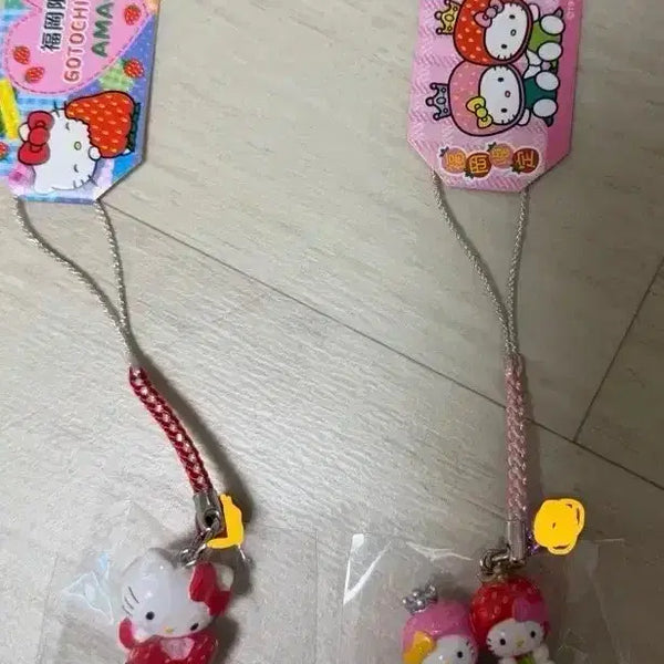 [BUNJANG] Classic Kitty Strawberry Strap / 고전 키티 딸기 스트랩