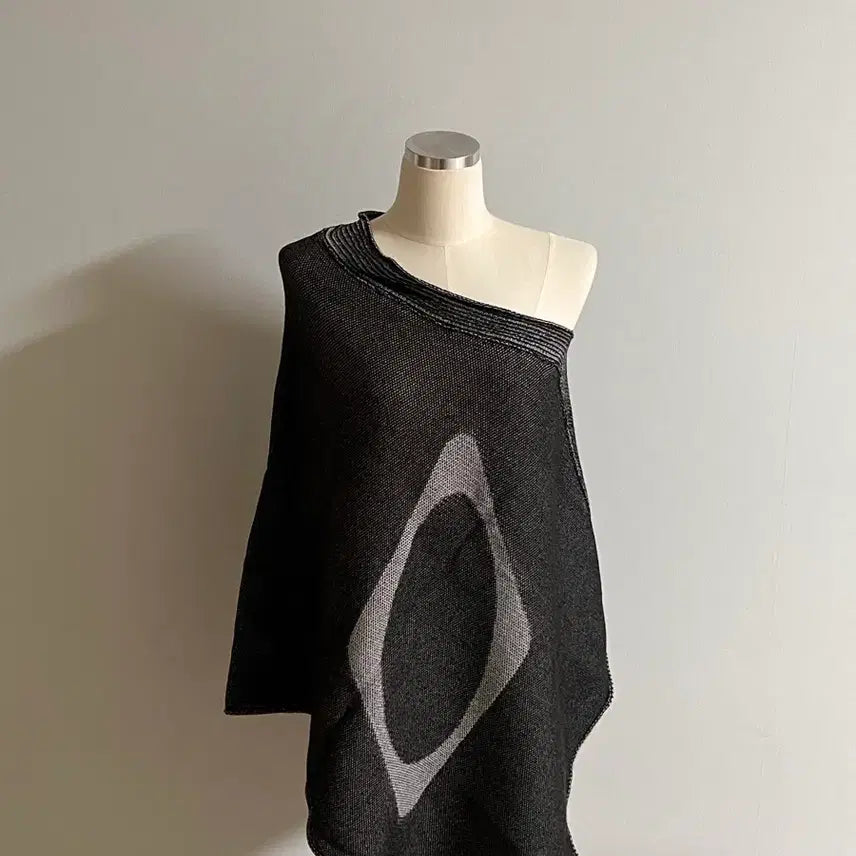 [BUNJANG] Mischief Knit Off-Shoulder Poncho / 미스치프 니트 오프숄더 판초