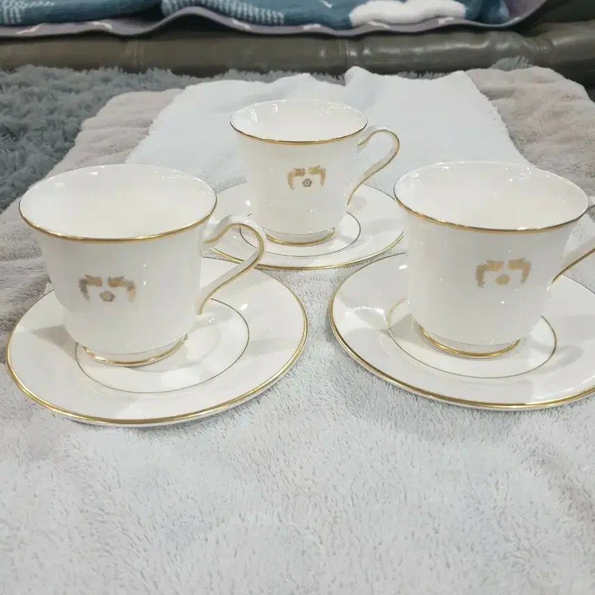 [BUNJANG] Cheonghwadae White Gilt Coffee Cup and Saucer Set (3-Person) / 청화대 화이트 금장 커피잔 3인조 세트