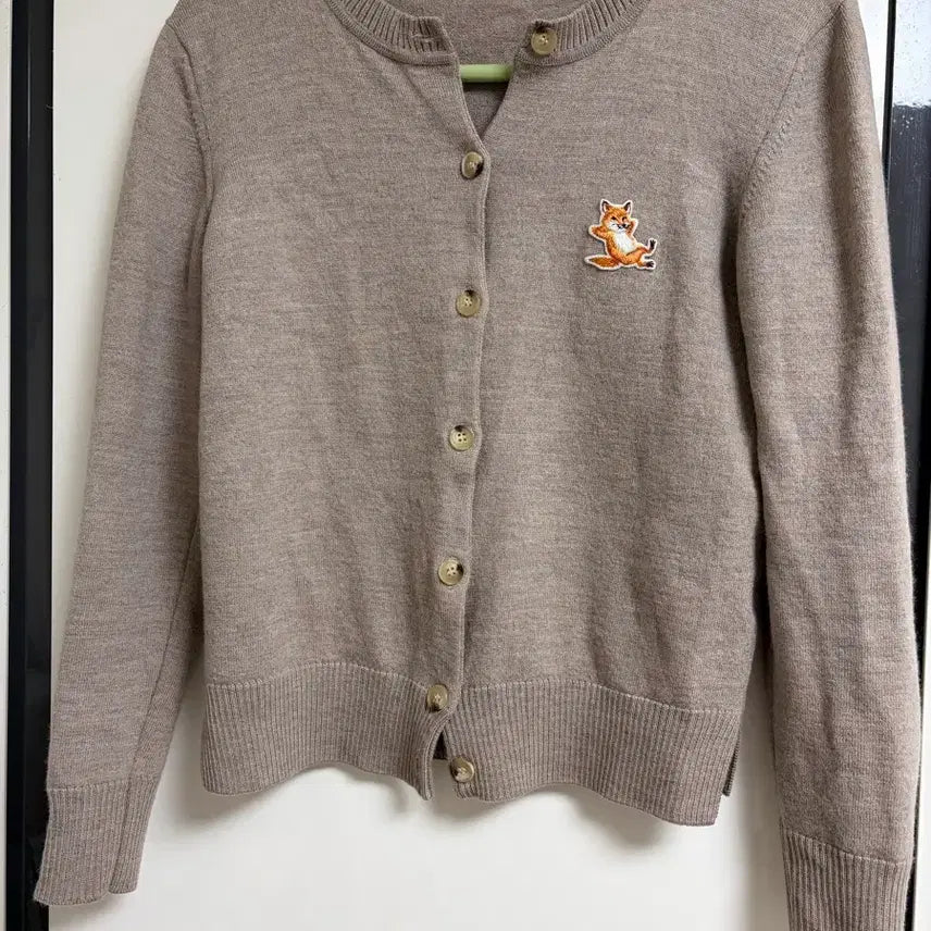 [BUNJANG] Maison Kitsuné 23SS Chilax Fox Patch Wool Cardigan Beige Melange XS / 착샷)메종키츠네 23SS 칠랙스폭스 패치 울 가디건 베이지멜란지 XS~S