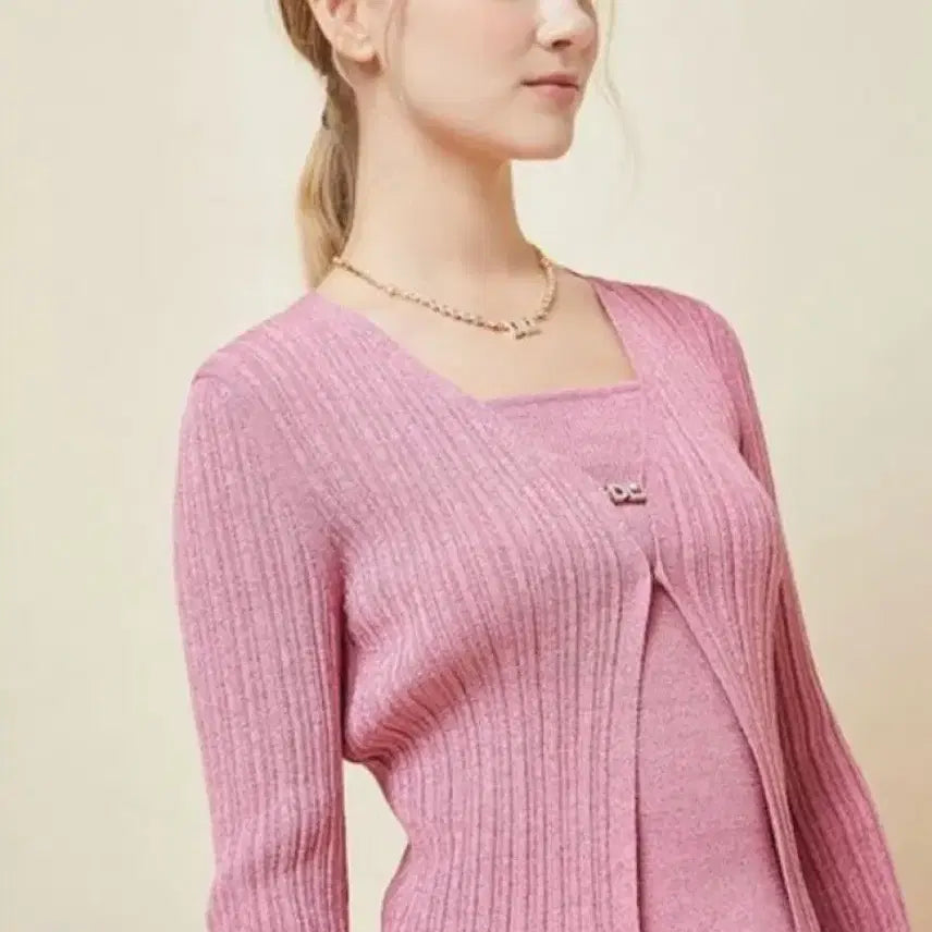 [BUNJANG] RAVE Pink Cubic Logo Point Cardigan / 레이브