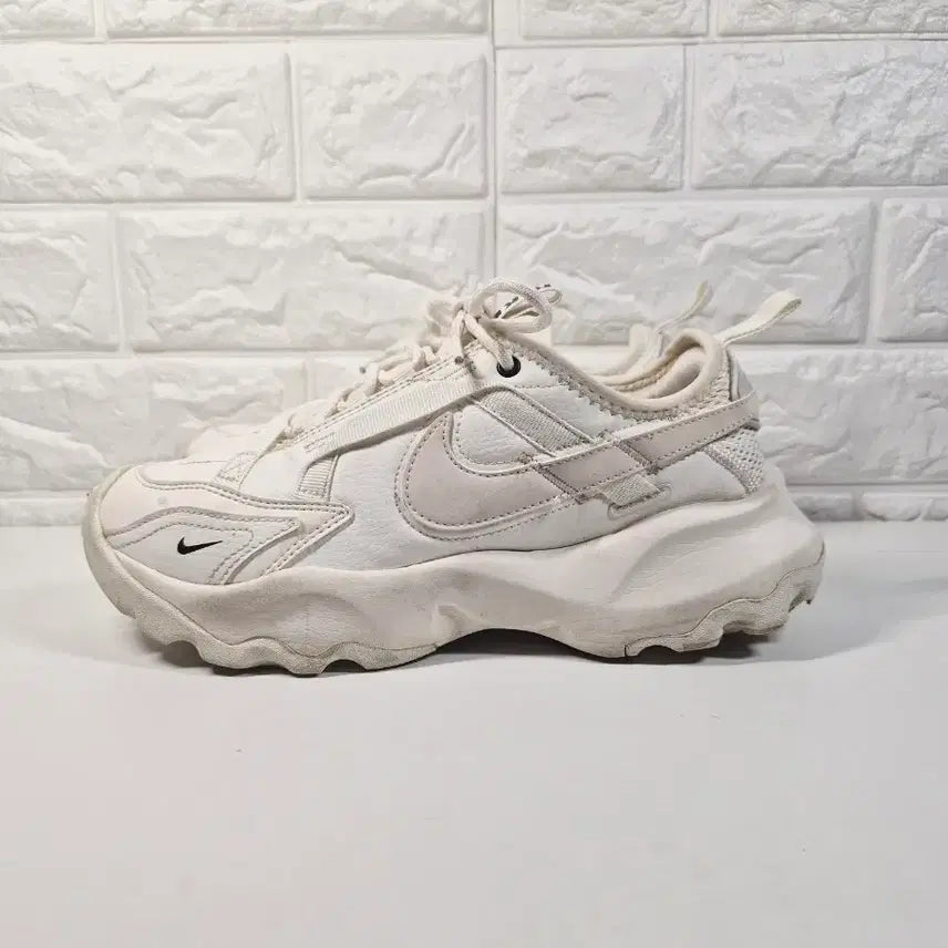 [BUNJANG] Nike TC 7900 Sneakers / 나이키 240 TC 7900 스니커즈 운동화