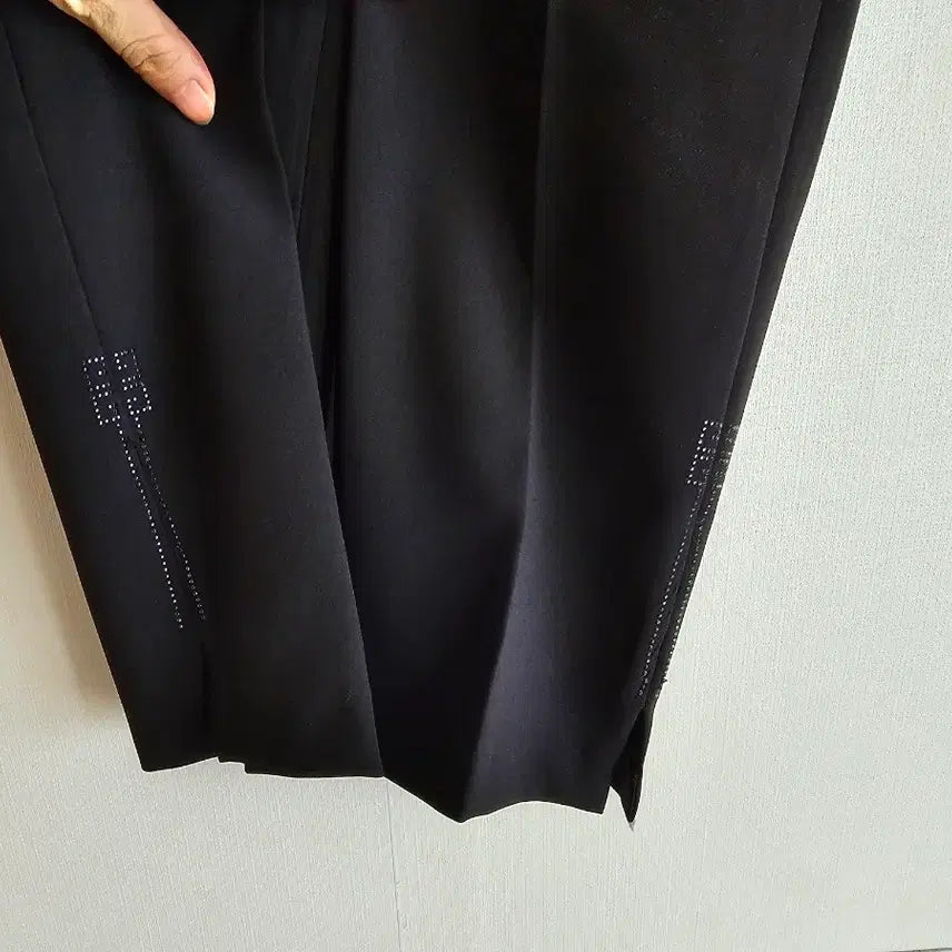 [BUNJANG] Black Cubic Detail Slacks with Waistband / 핏좋은 블랙 큐빅 포인트 슬랙스 (허리밴드)