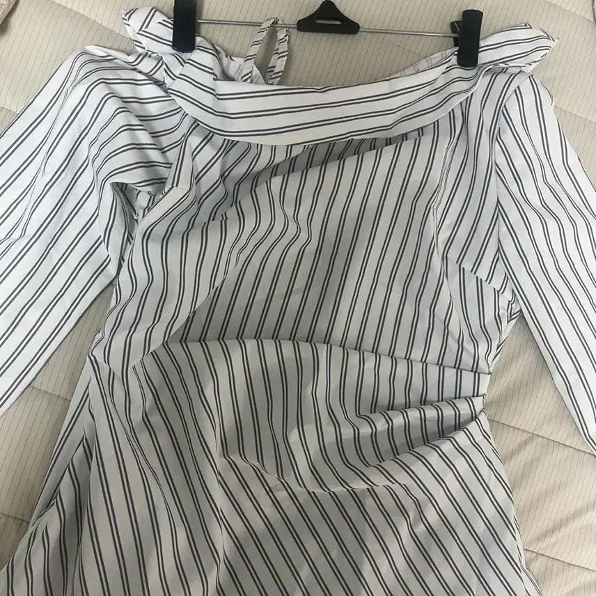 [BUNJANG] Women's Summer Long Sleeve Off-Shoulder Shirring Shirt - Blue / 여성 여름 긴팔 오프숄더 셔츠 파란색 셔링