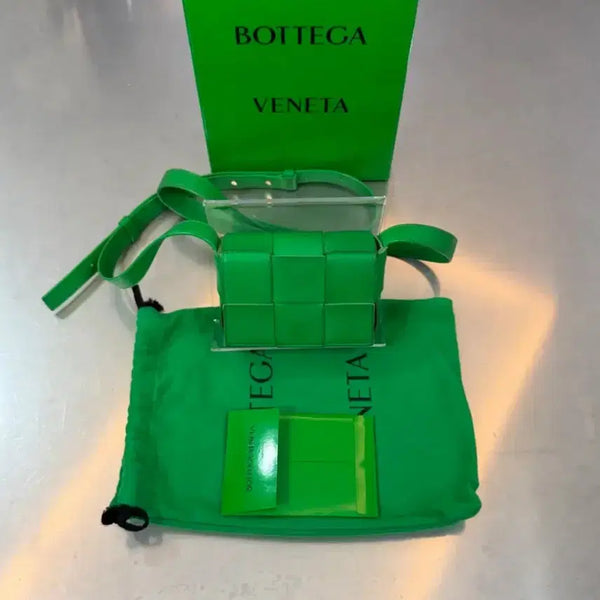 [BUNJANG] Bottega Veneta Parrot Mini Leather Cassette Bag / [더핸드,풀구성] 보테가베네타 패러킷 미니 레더 카세트백