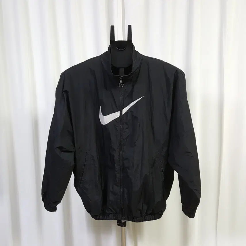 [BUNJANG] Nike Women's Essential Woven Windbreaker M / 나이키 여성 에센셜 우븐 가오리핏 바람막이 M 오일장